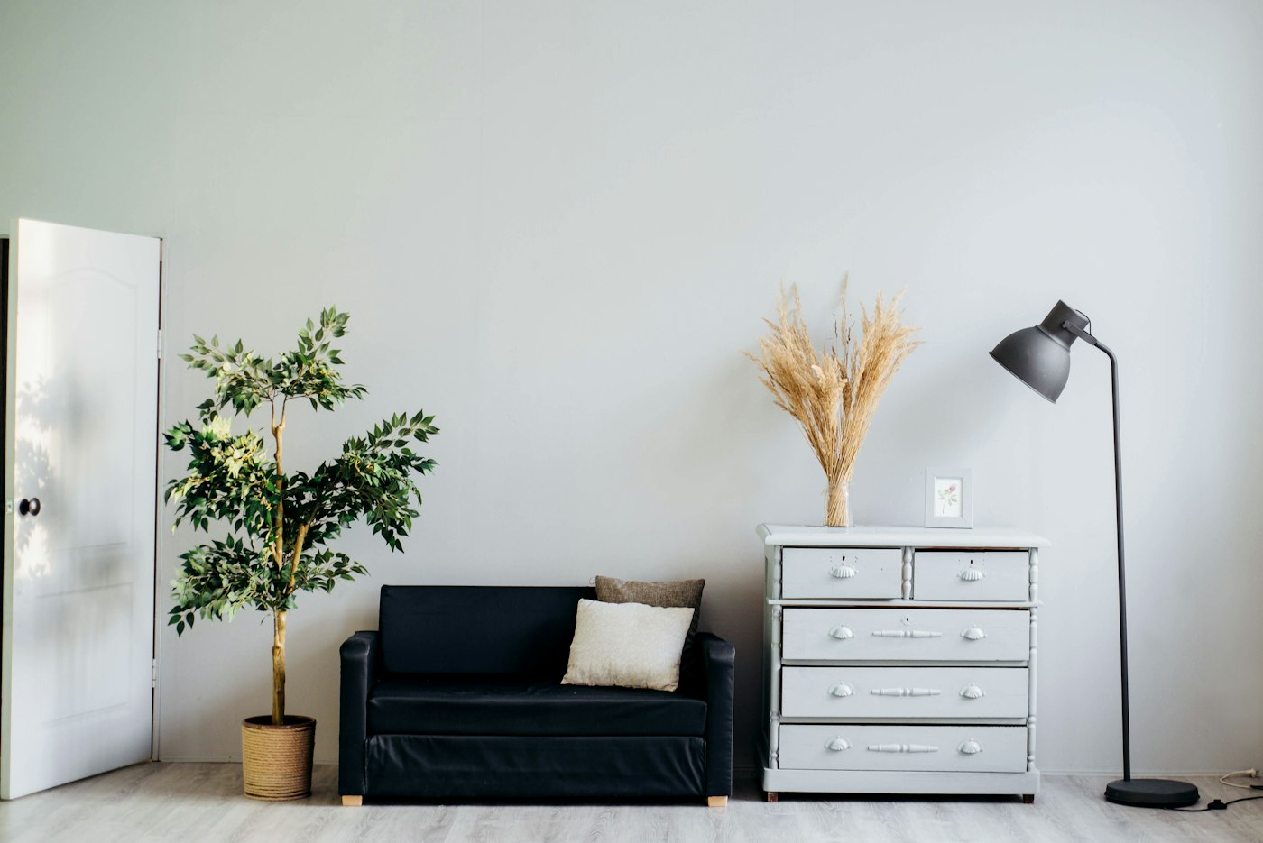 Living room with a linen sofa and a reading lamp